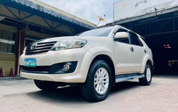 Selling White Toyota Fortuner 2012 in Quezon City-2