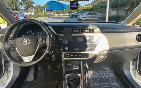 White Toyota Corolla altis 2018 for sale in Manual-7