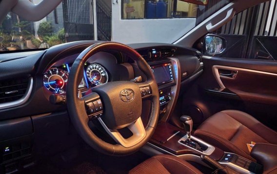 Selling White Toyota Fortuner 2019 in Manila-8