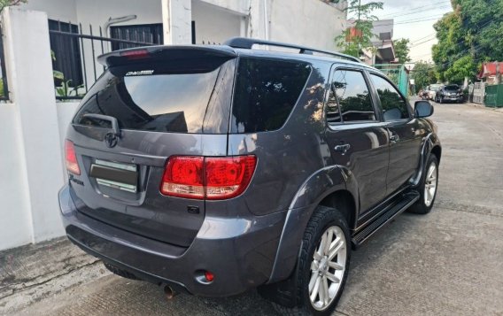 Selling White Toyota Fortuner 2005 in Parañaque-1