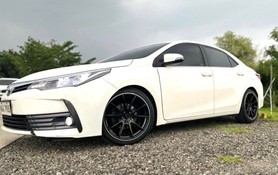 White Toyota Corolla altis 2018 for sale in Manual-3