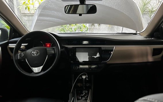 Selling White Toyota Corolla altis 2016 in Manila-5