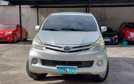 Selling White Toyota Avanza 2014 in Quezon City-2