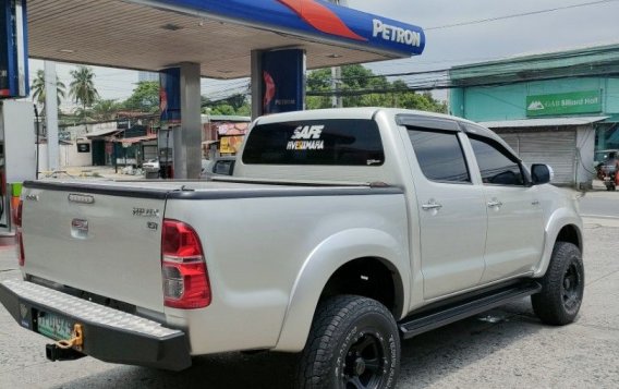 White Toyota Hilux 2011 for sale in Quezon City-4