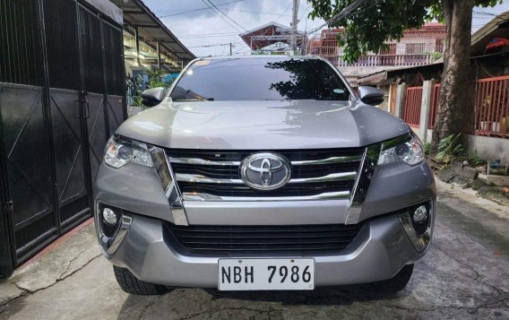 Selling White Toyota Fortuner 2019 in Manila-3