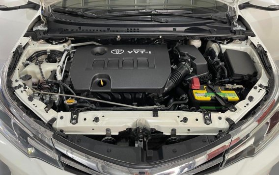 White Toyota Corolla altis 2018 for sale in Manual-8