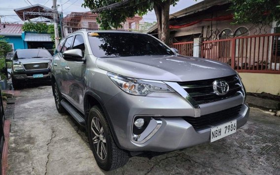 Selling White Toyota Fortuner 2019 in Manila-5