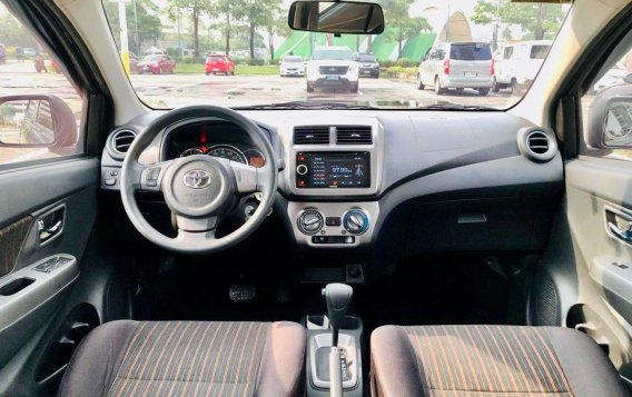 Selling White Toyota Wigo 2020 in Makati-4