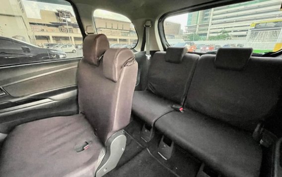 Selling White Toyota Avanza 2019 in Makati-9