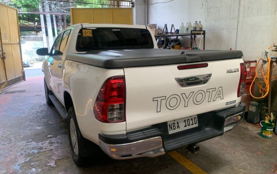 Selling White Toyota Hilux 2017 in Quezon City-2