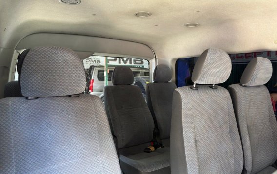 Selling White Toyota Hiace 2011 in Quezon City-3