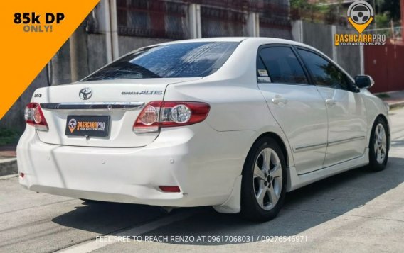 Pearl White Toyota Corolla 2013 for sale in Automatic-5