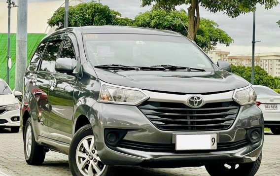 Selling White Toyota Avanza 2016 in Makati-1