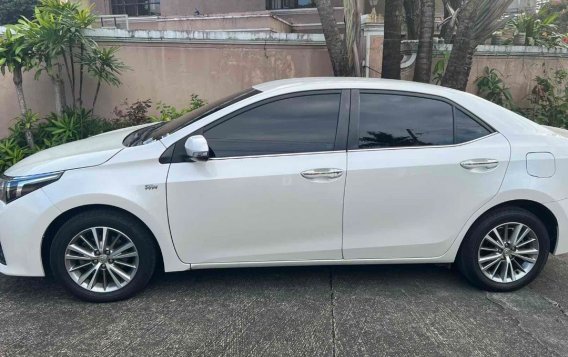 Sell Pearl White 2017 Toyota Corolla altis in Quezon City-1