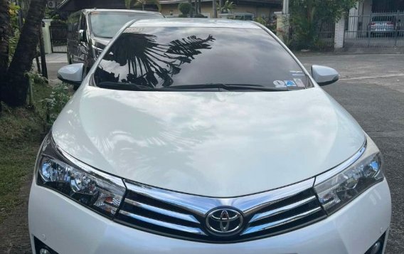 Sell Pearl White 2017 Toyota Corolla altis in Quezon City