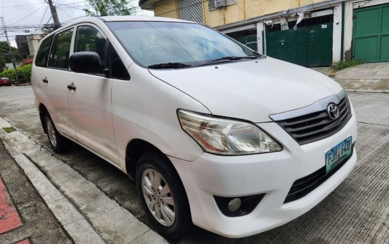Selling White Toyota Innova 2013 in Quezon City-2