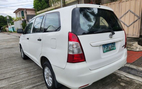 Selling White Toyota Innova 2013 in Quezon City-4