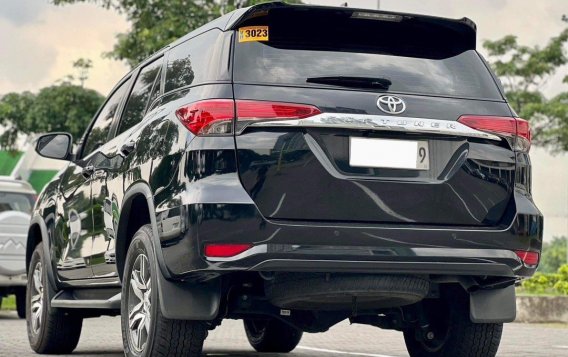 Selling White Toyota Fortuner 2017 in Makati-4