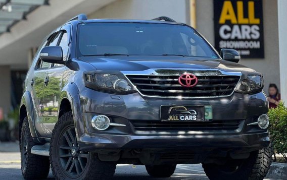 Selling White Toyota Fortuner 2012 in Makati-7