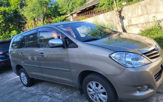 White Toyota Innova 2011 for sale in Quezon City-1