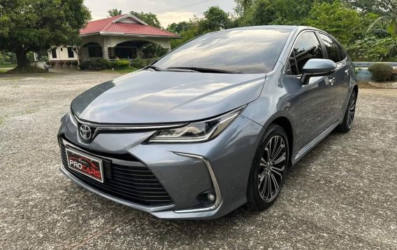 Selling White Toyota Altis 2021 in Manila