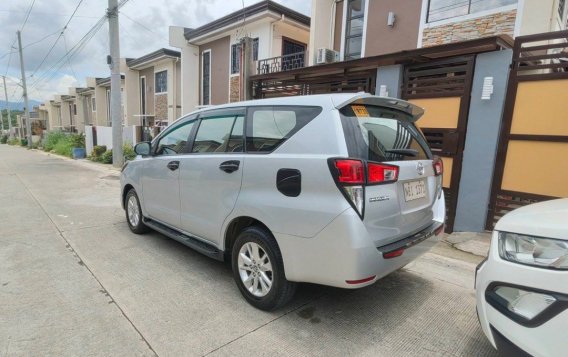 Selling White Toyota Innova 2018 in Manila-3