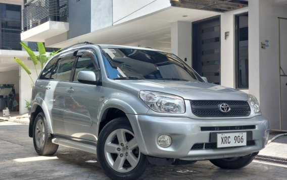 Selling White Toyota Rav4 2005 in Quezon City