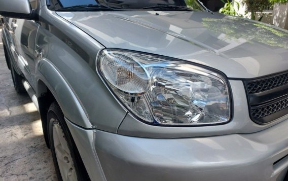 Selling White Toyota Rav4 2005 in Quezon City-4