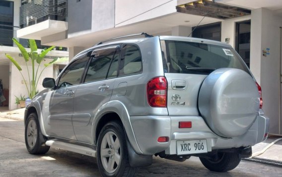 Selling White Toyota Rav4 2005 in Quezon City-9