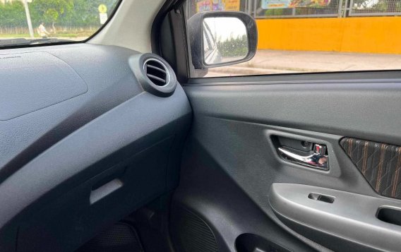 Selling White Toyota Wigo 2019 in Quezon City-5