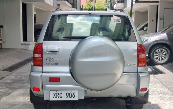 Selling White Toyota Rav4 2005 in Quezon City-8