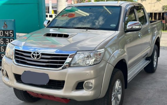 Selling White Toyota Hilux 2013 in Manila-2