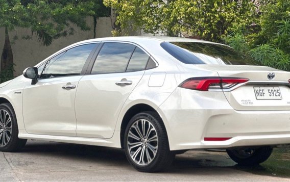 Sell Pearl White 2020 Toyota Corolla altis in Muntinlupa-4