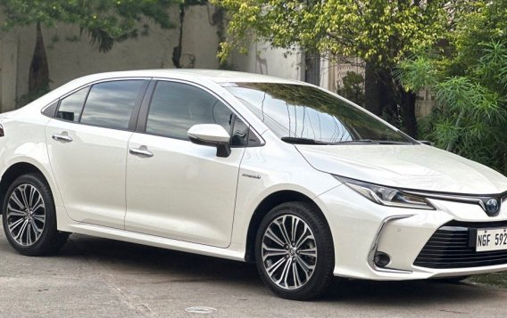 Sell Pearl White 2020 Toyota Corolla altis in Muntinlupa-1