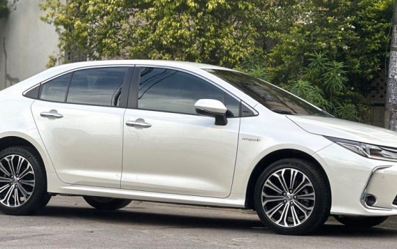 Sell Pearl White 2020 Toyota Corolla altis in Muntinlupa-2