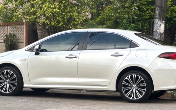 Sell Pearl White 2020 Toyota Corolla altis in Muntinlupa-5