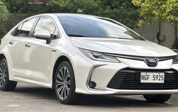 Sell Pearl White 2020 Toyota Corolla altis in Muntinlupa