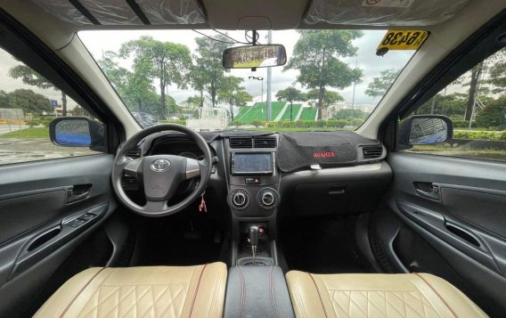 Selling White Toyota Avanza 2017 in Makati-6