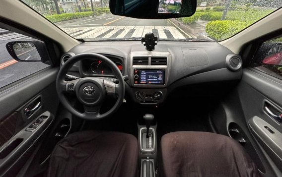 Selling White Toyota Wigo 2017 in Makati-7