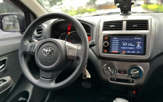 Selling White Toyota Wigo 2017 in Makati-8