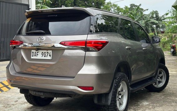 Selling White Toyota Fortuner 2018 in Manila-2