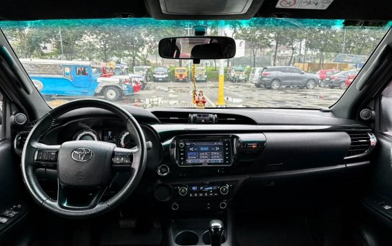 Sell White 2019 Toyota Hilux in Makati-8