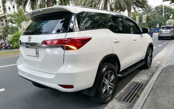 Selling White Toyota Fortuner 2018 in Manila-9