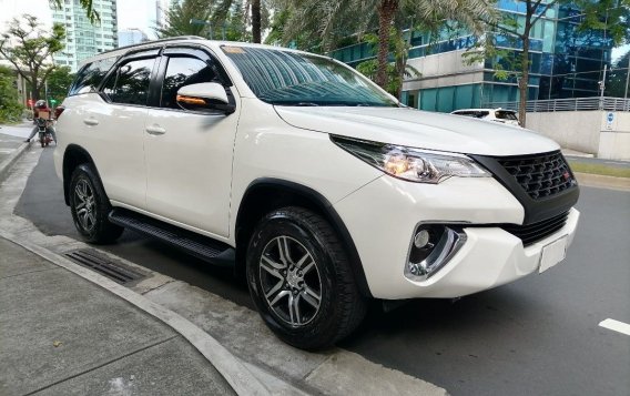 Selling White Toyota Fortuner 2018 in Manila-4