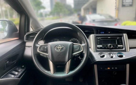 Selling White Toyota Innova 2017 in Makati-1
