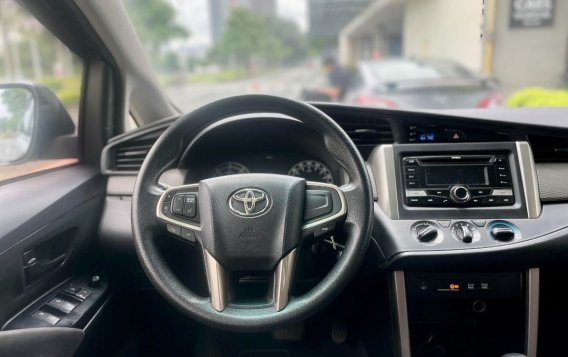 Selling White Toyota Innova 2017 in Makati-5