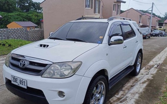 White Toyota Fortuner 2005 for sale in Antipolo