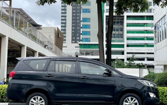 Selling White Toyota Innova 2017 in Makati-4