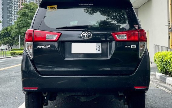 Selling White Toyota Innova 2017 in Makati-5