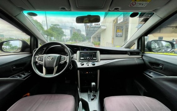 Selling White Toyota Innova 2017 in Makati-6